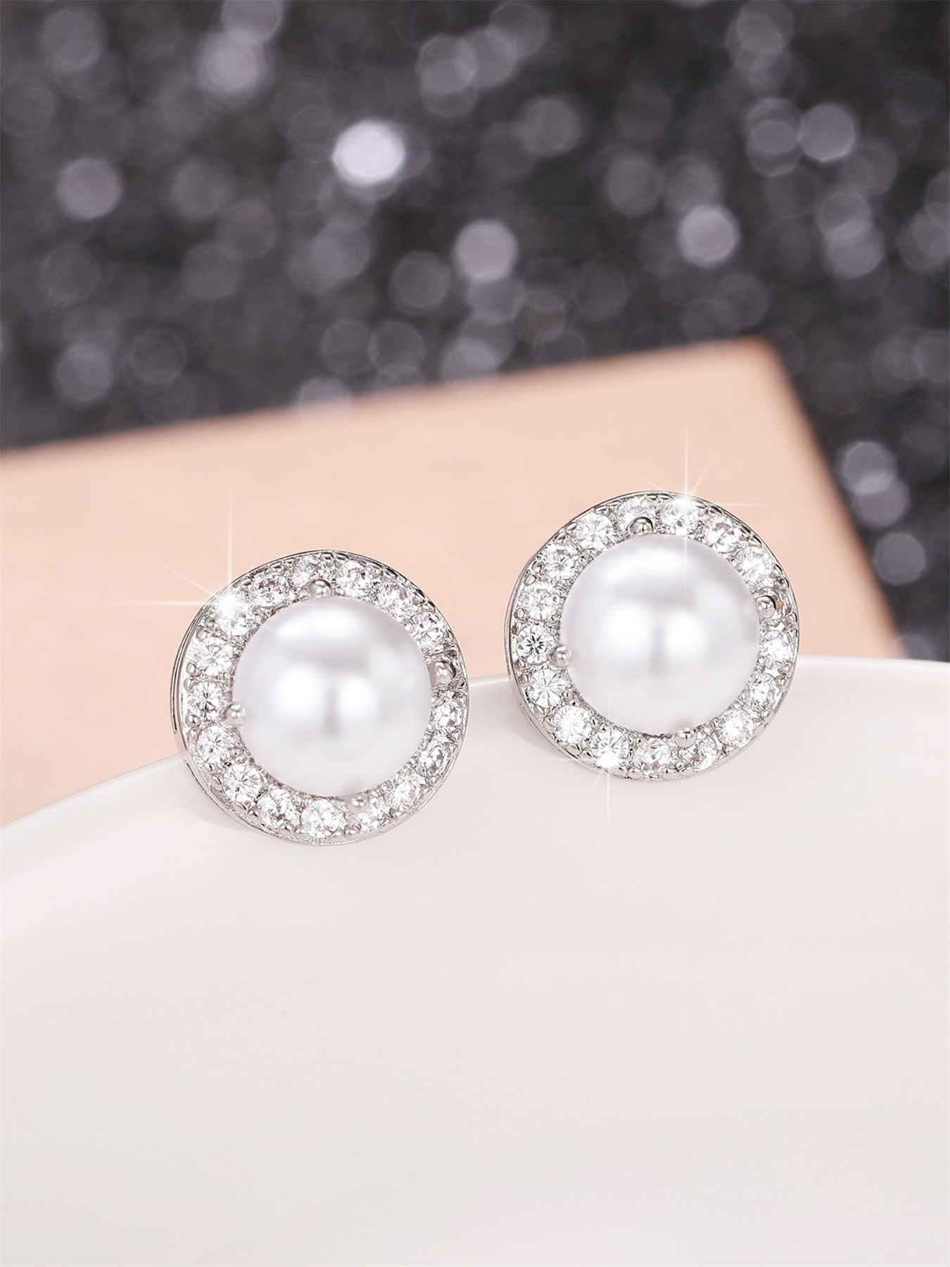Pendientes de botón glamour con circonitas y perlas falsas_voghion.com