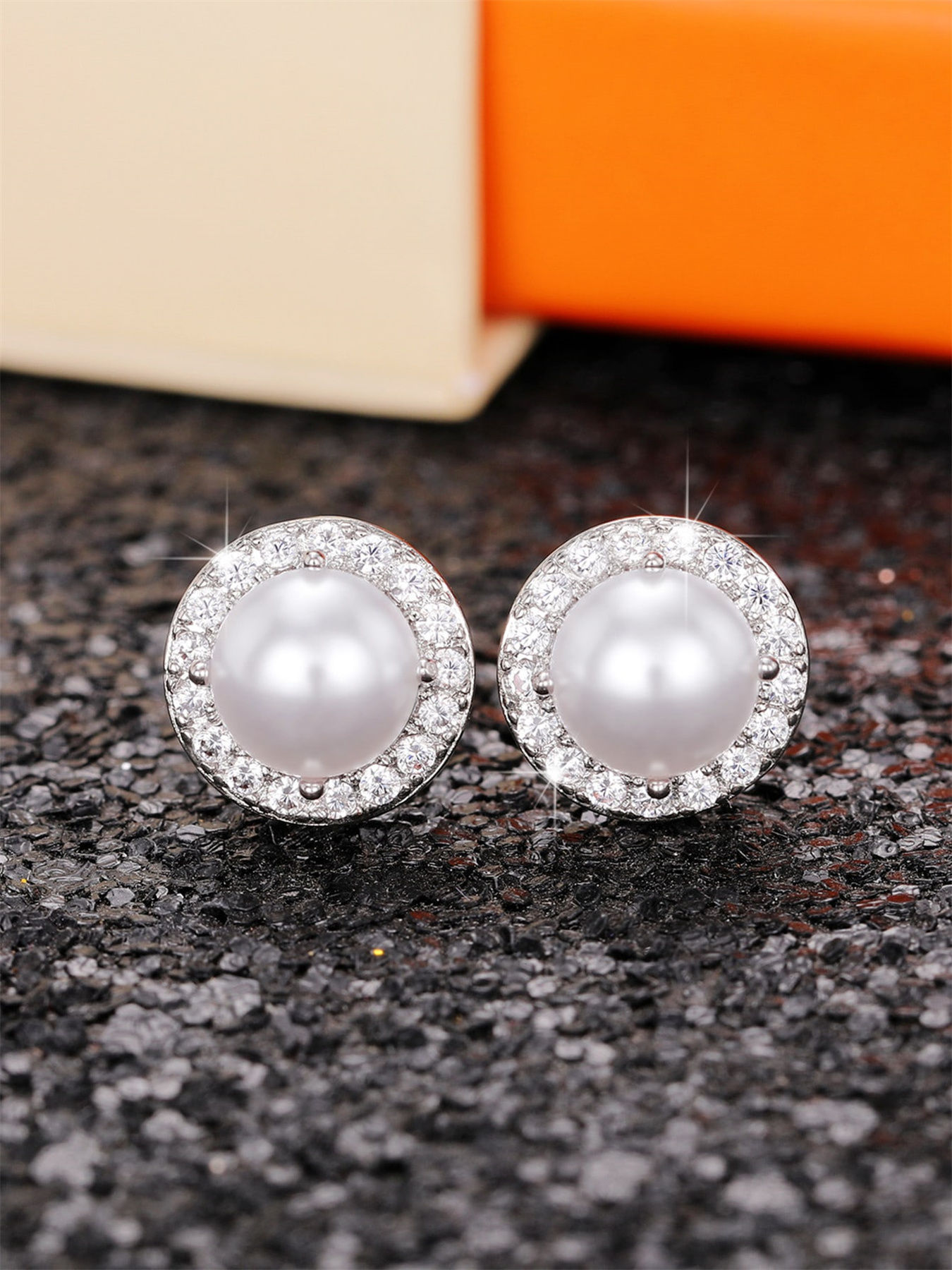 Pendientes de botón glamour con circonitas y perlas falsas_voghion.com