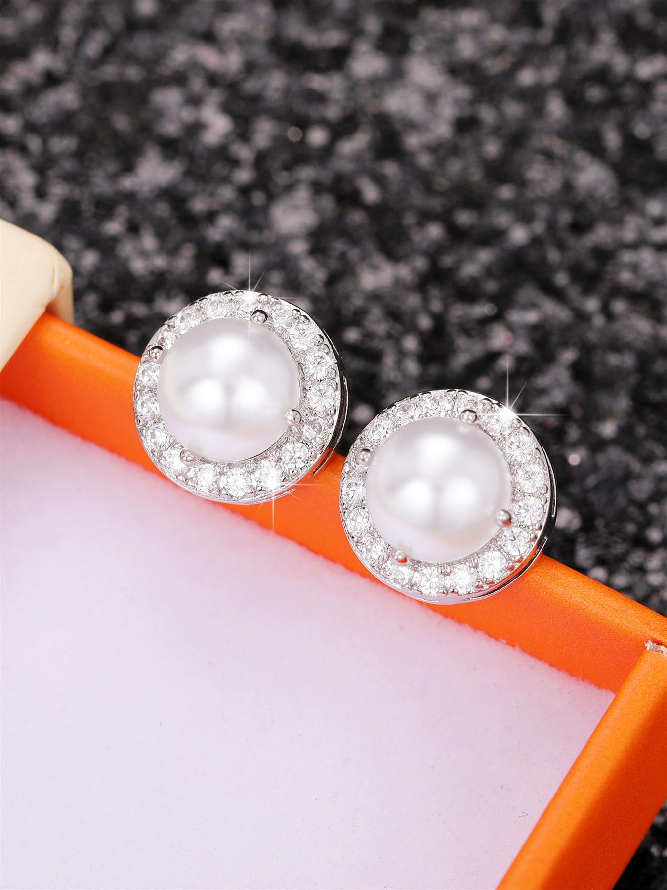 Pendientes de botón glamour con circonitas y perlas falsas_voghion.com