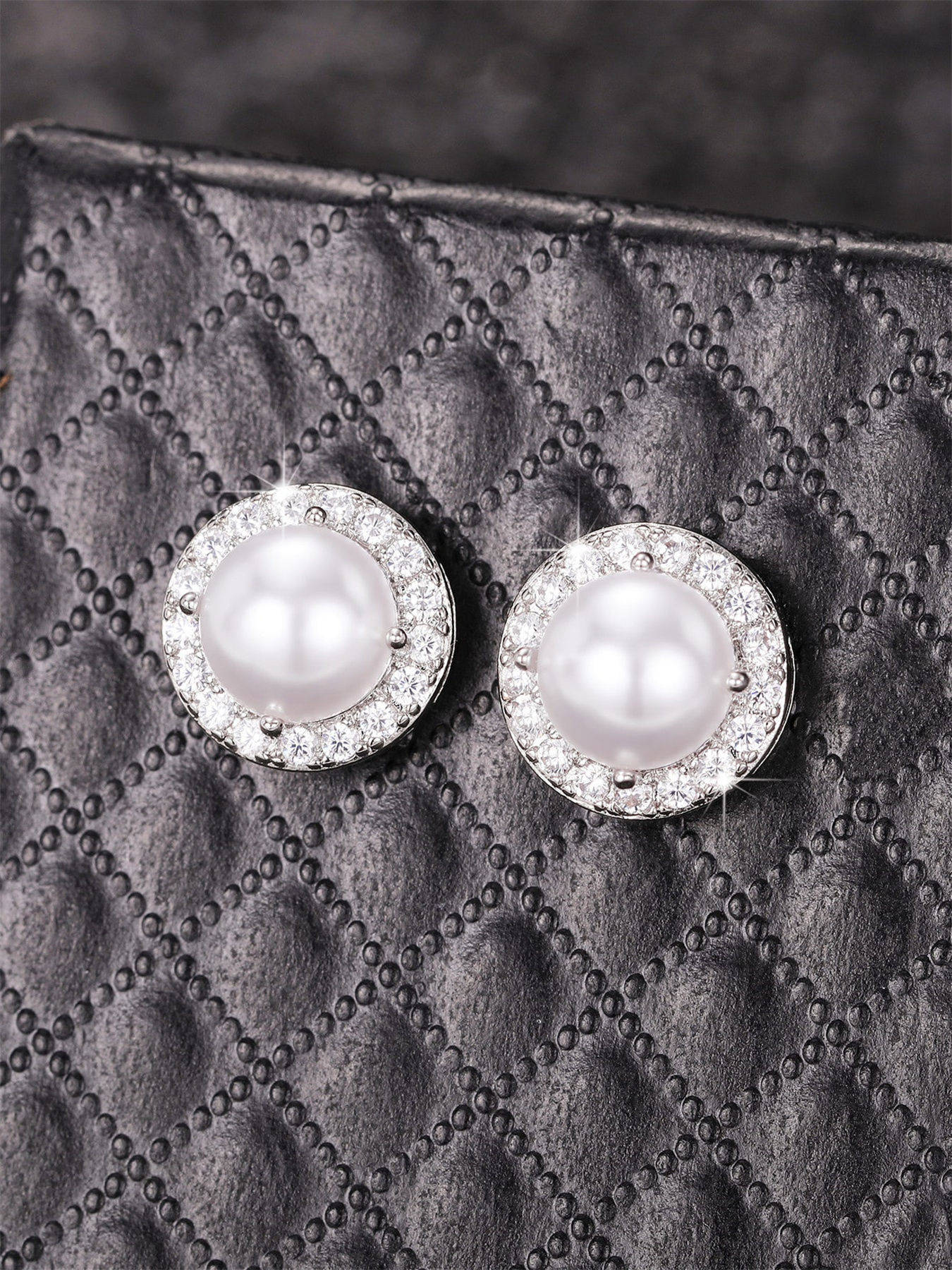 Pendientes de botón glamour con circonitas y perlas falsas_voghion.com