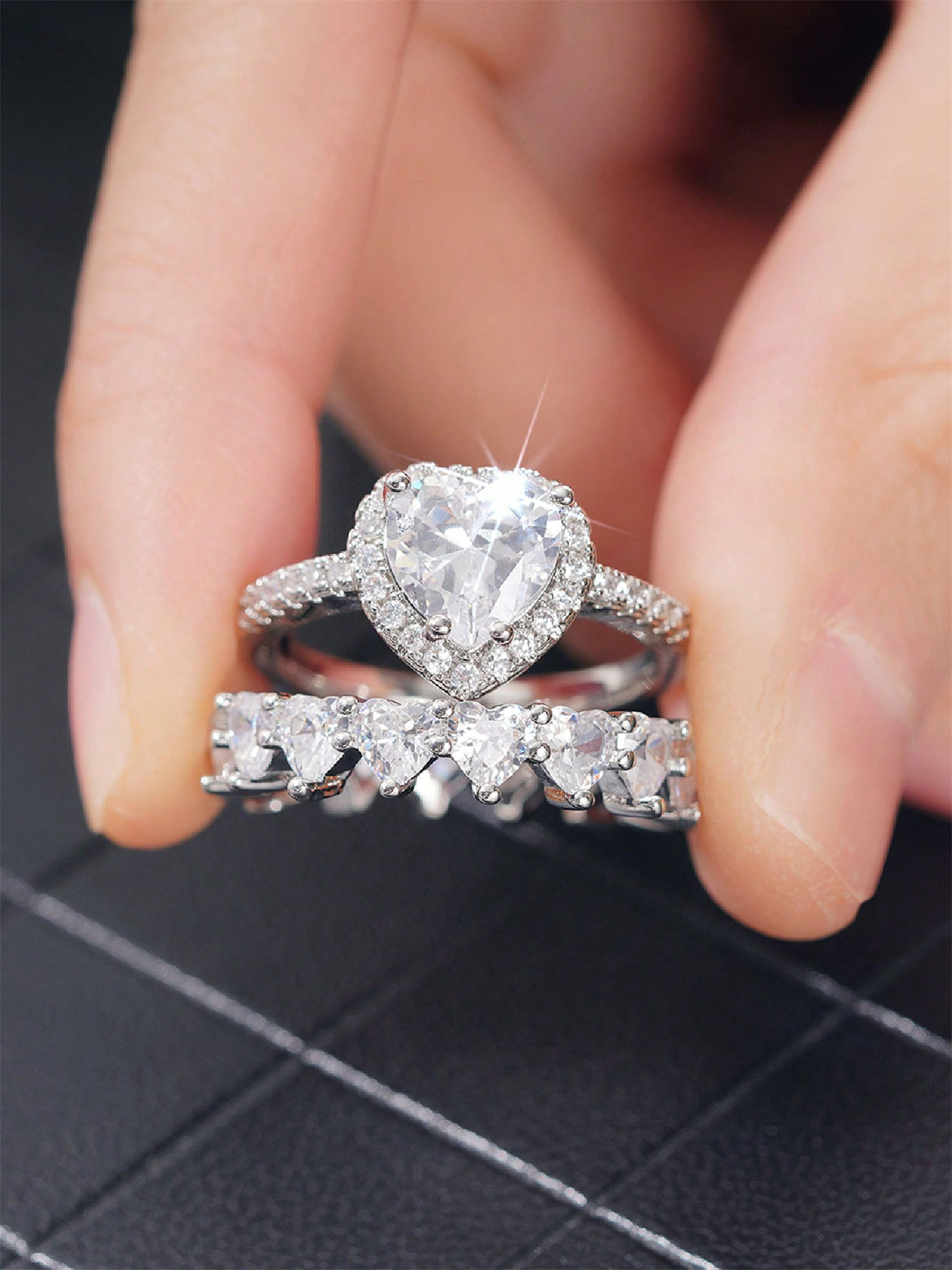 Romantičan set prstenja u obliku srca sa cirkonima za vjenčanje i zaruke_voghion.com