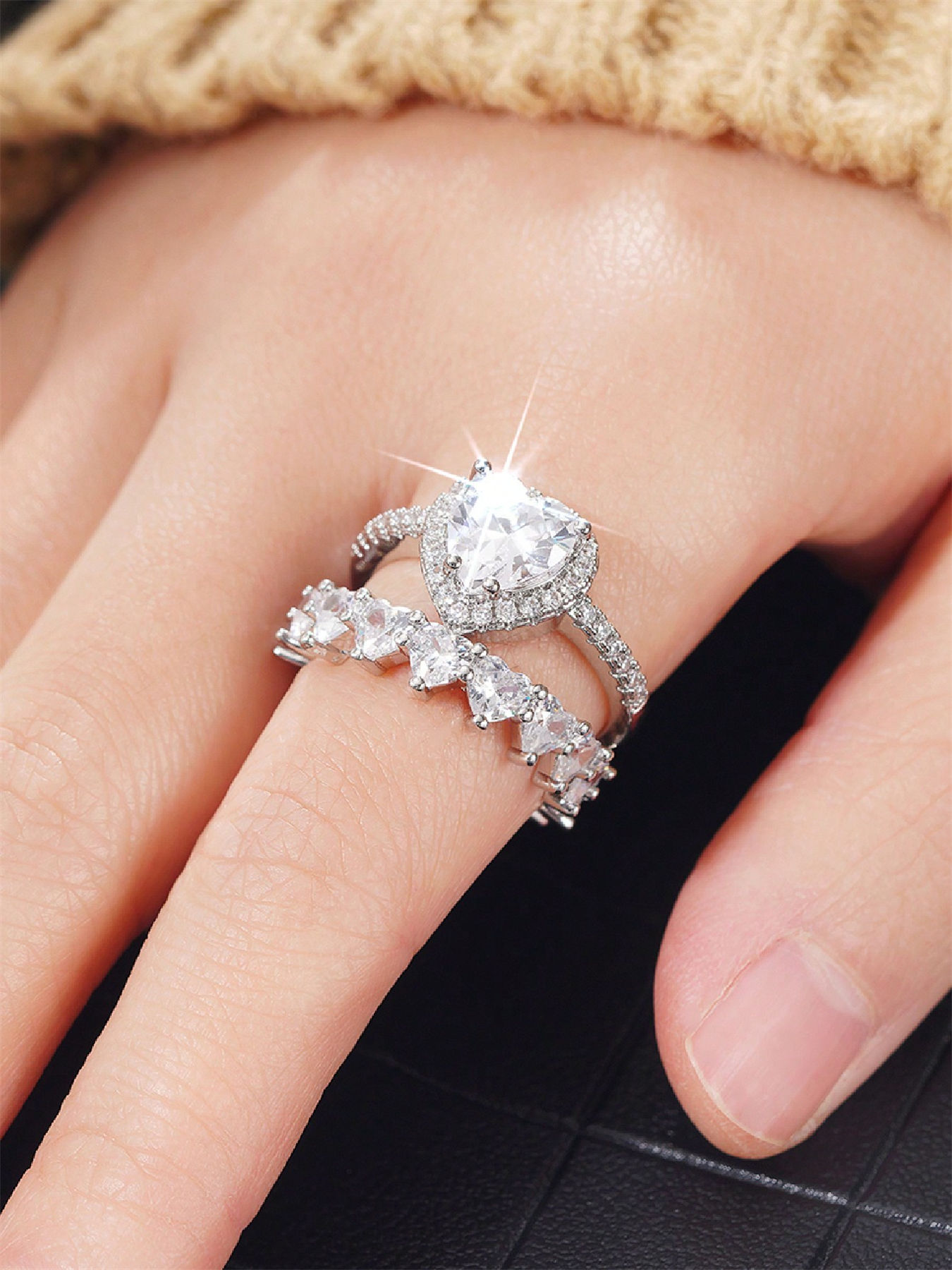 Romantičan set prstenja u obliku srca sa cirkonima za vjenčanje i zaruke_voghion.com